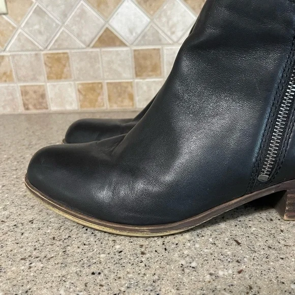 Lucky Brand Women’s Basel Leather Black Bootie in Size 10W - Picture 8 of 10